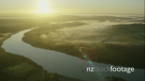 Curve in the Waikato River farmland A001_C014_0722L4 28210